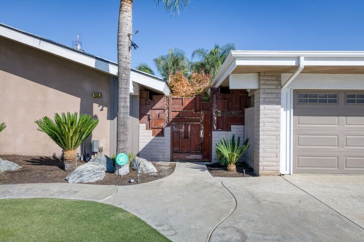 Property Photo:  833 S Stanford Avenue  CA 93727 