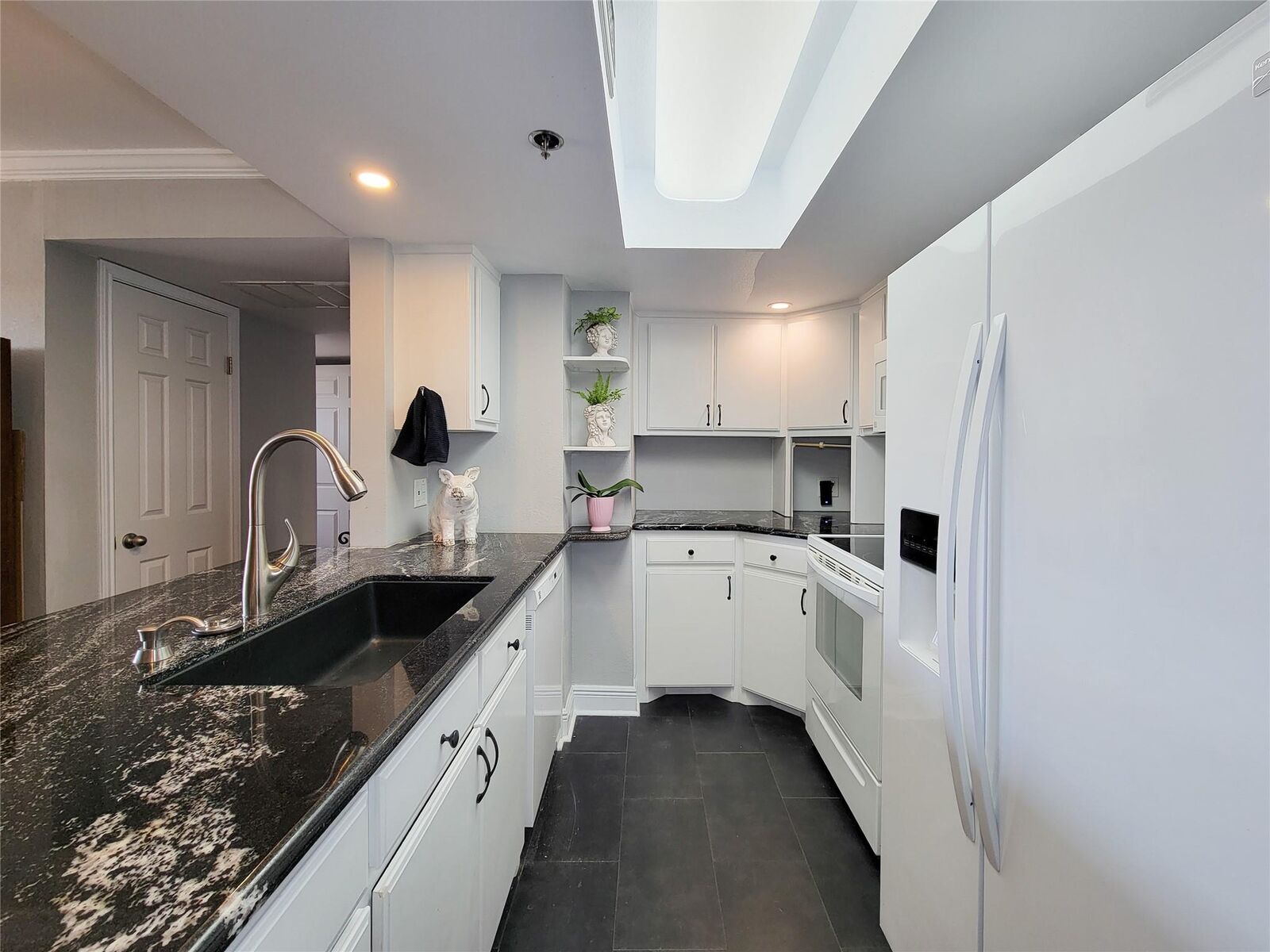 Property Photo: 3525 Sage Road 402 TX 77056