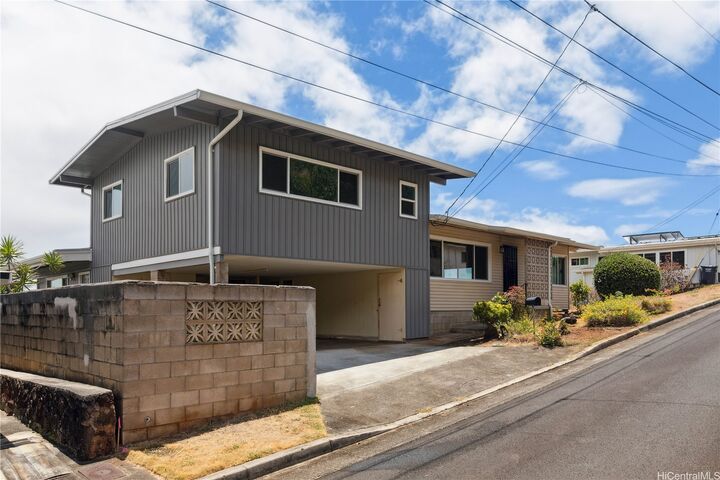 Property Photo: 1661 Hakuaina Place HI 96819