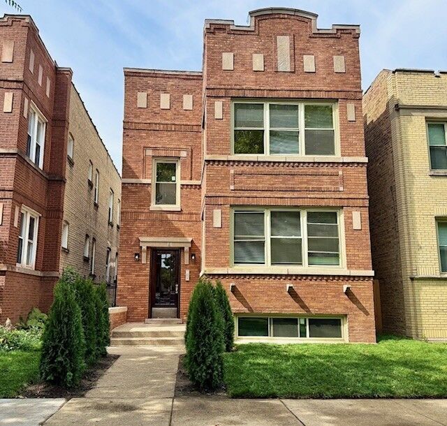 5852 N Artesian Avenue 1  Chicago IL 60659 photo