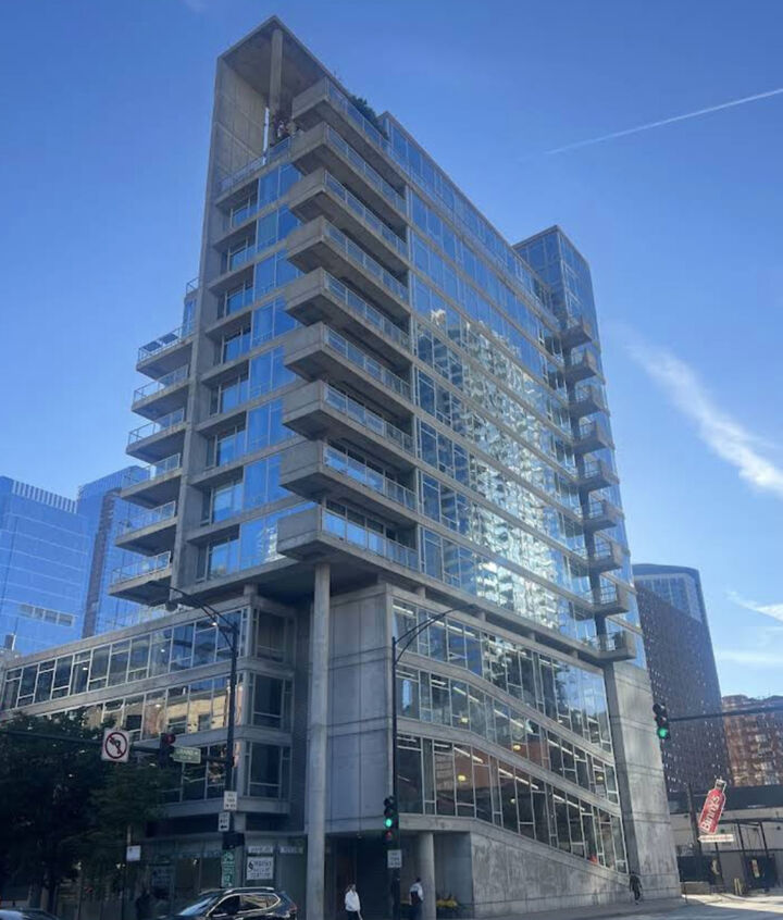 Property Photo:  201 W Grand Avenue P-36  IL 60654 