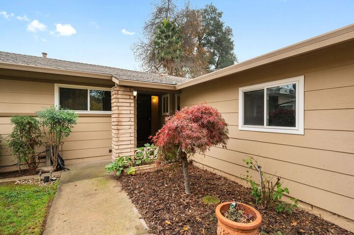 Property Photo: 116 Waterglen Circle CA 95826