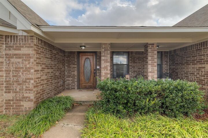 Property Photo:  2303 Lakewood Drive  OK 73018 