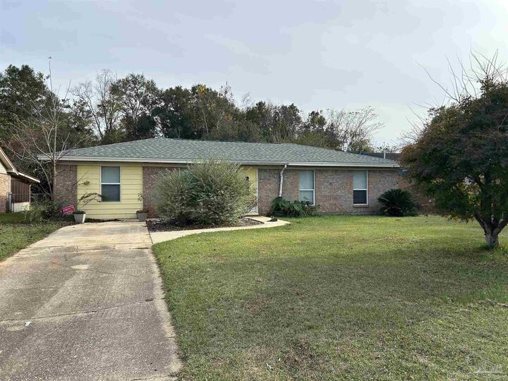 Property Photo: 1007 Woodbury Pl FL 32533
