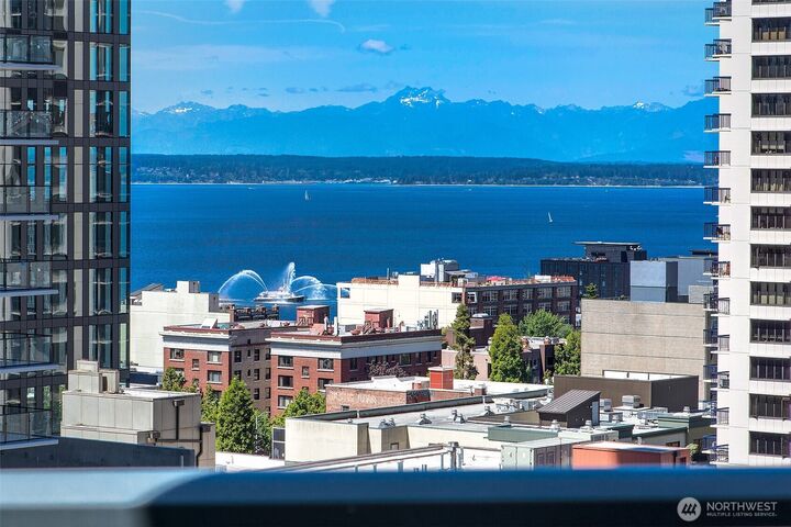 Property Photo: 1920 4th Avenue 2303 WA 98101