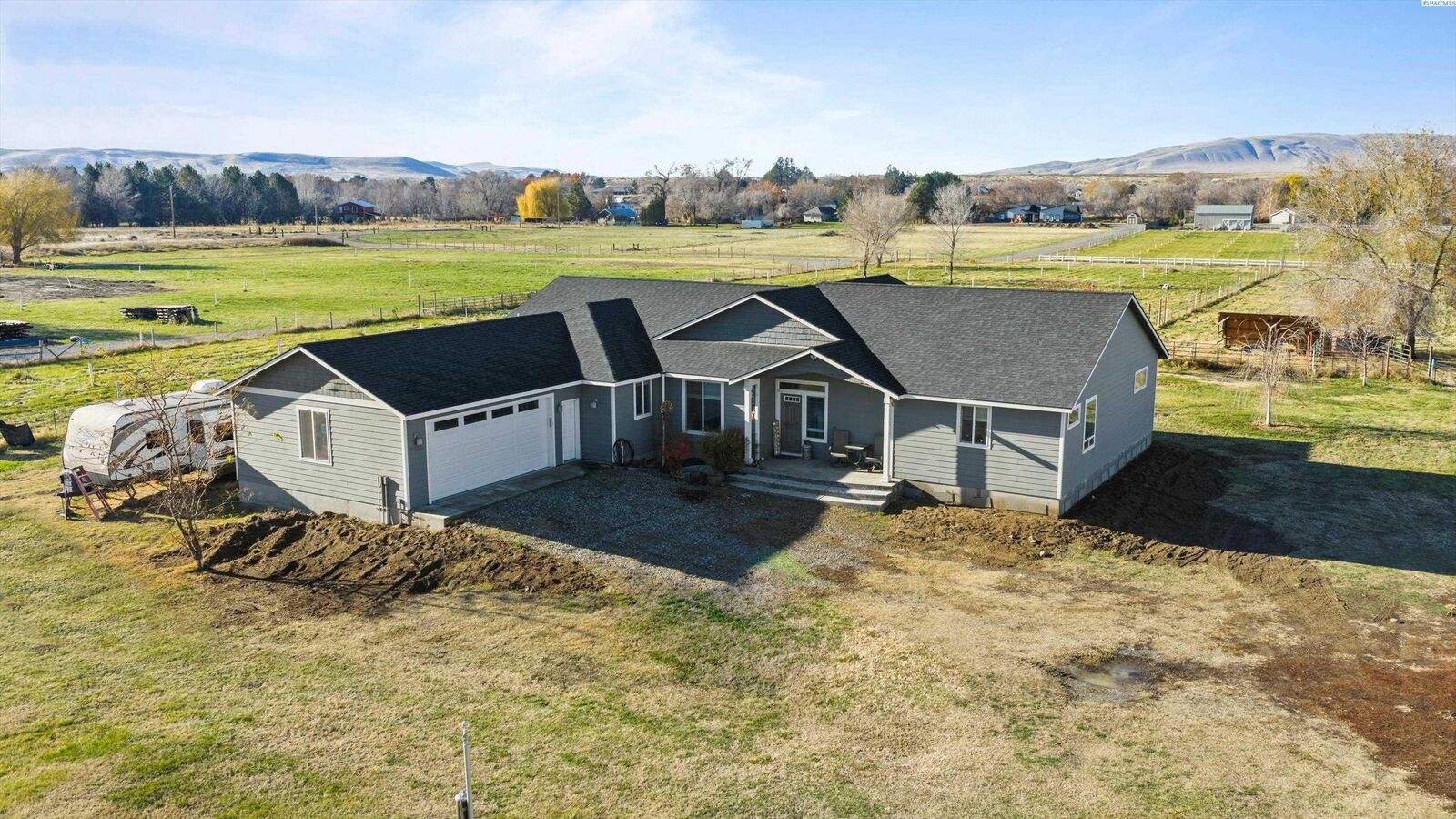 Property Photo: 97306 N Snively WA 99353