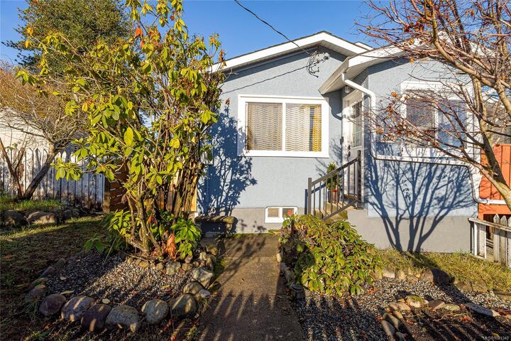 Property Photo:  320 Buller St  BC V9G 1B1 