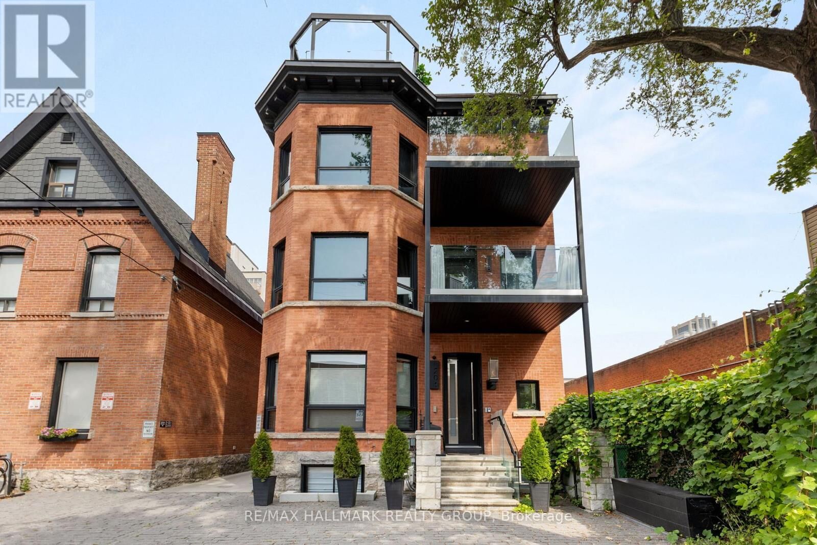 Property Photo:  201 Maclaren Street 1  ON K2P 0L4 