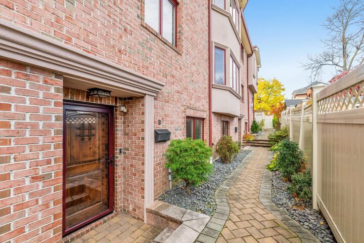 Property Photo:  807 Edgewood Lane B  NJ 07024 