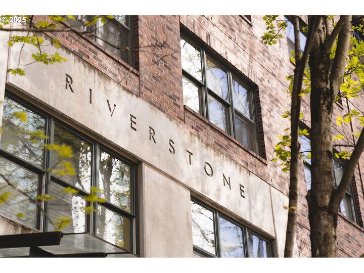 Property Photo:  821 NW 11th Ave 321  OR 97209 