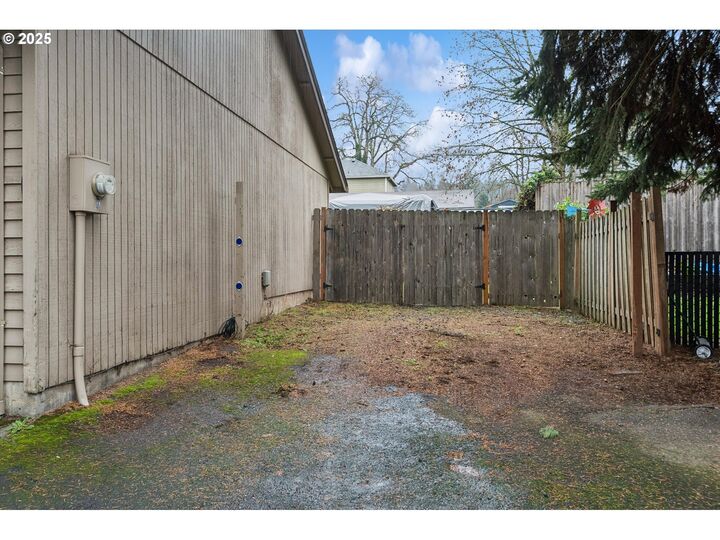 Property Photo: 4828 SE Ina Ave OR 97267