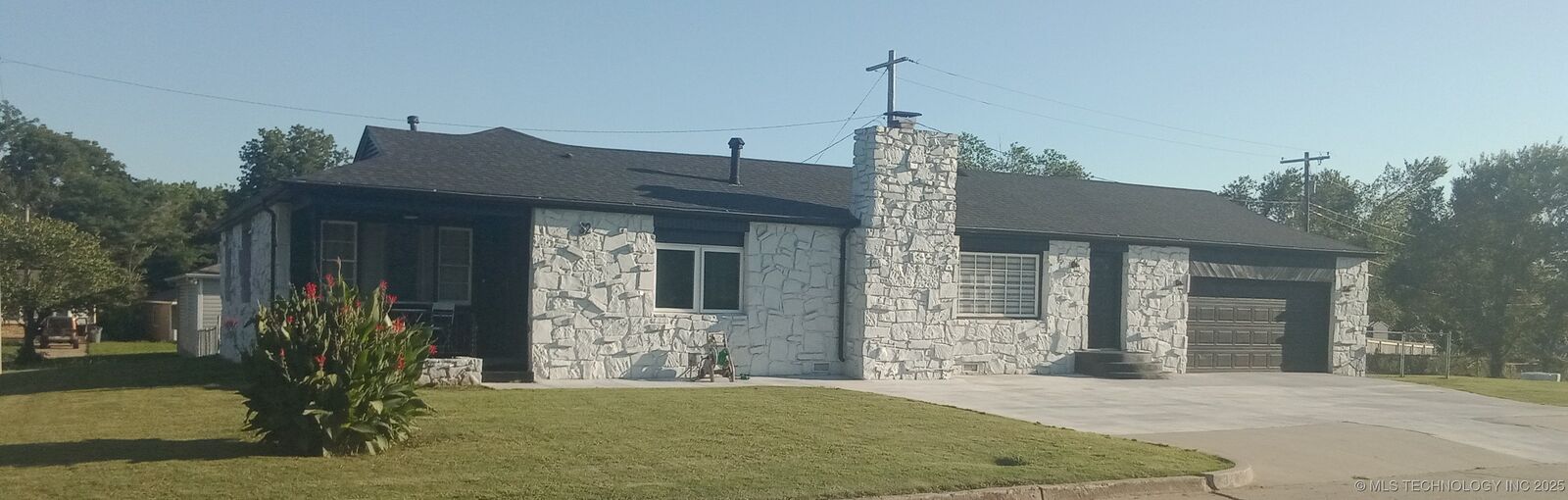 Property Photo:  32 E 44th Place  OK 74106 