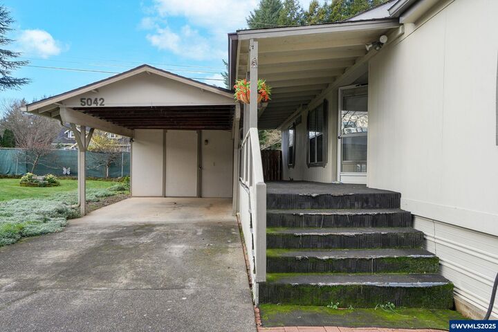 Property Photo:  5042 Cumberland #18 Ct 18  OR 97306 