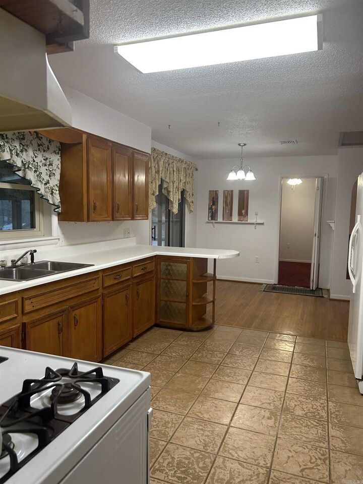 Property Photo:  5 Westwood Lane  AR 72204 