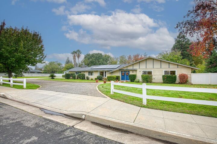 Property Photo:  424 Temperance Avenue  CA 93611 