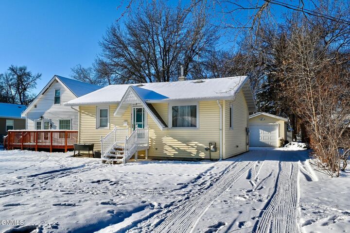 Property Photo: 623 12th Street NW ND 58703