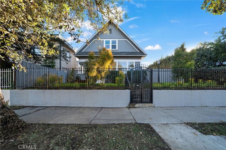 Property Photo:  1148 Chestnut Avenue  CA 90813 