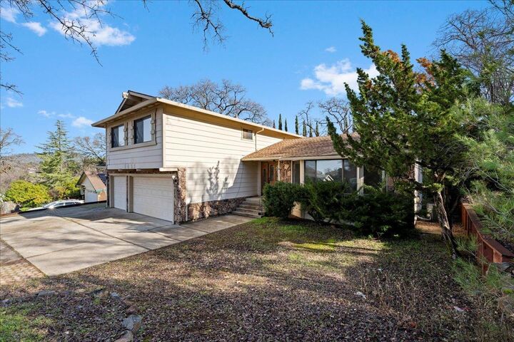 Property Photo:  2435 Sandpiper Way  CA 95682 