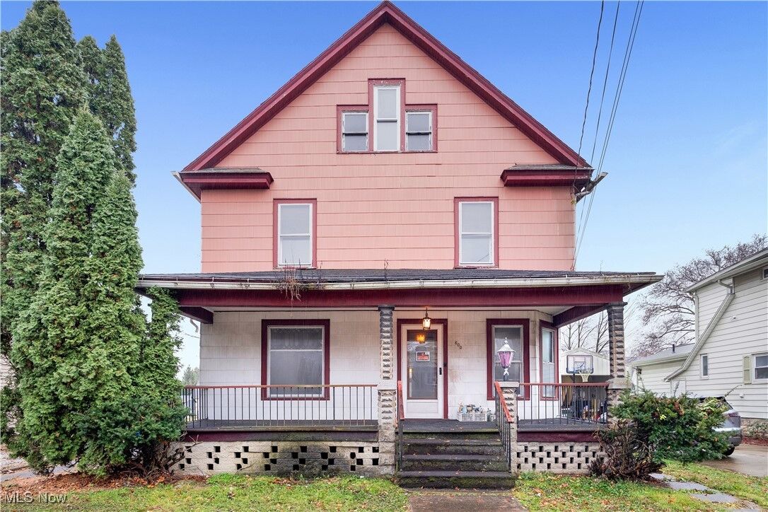 Property Photo: 600 W Market Street W OH 44667