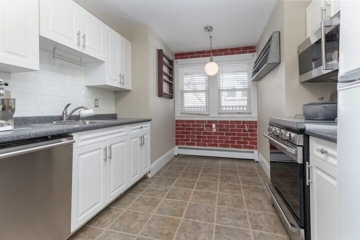 Property Photo:  121 Johnson St 3L  MA 01902 
