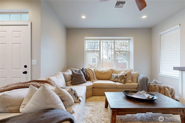 Property Photo: 891 SE Larkspur Pl WA 99324