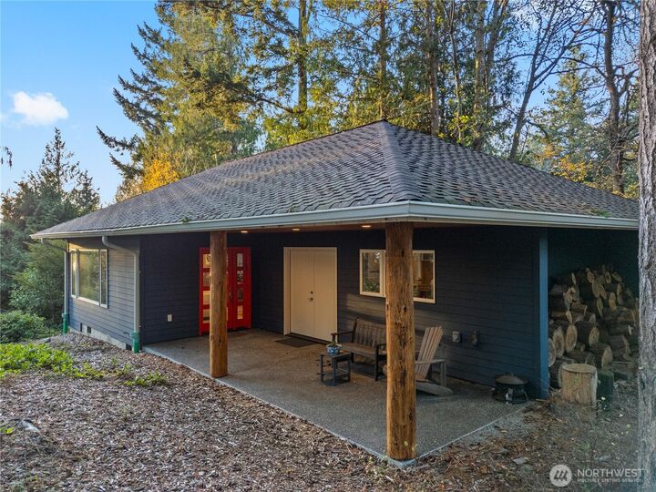 Property Photo:  7404  Holiday Boulevard  WA 98221 