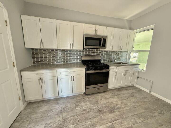 Property Photo:  1220 Pembroke Street 3R  CT 06608 