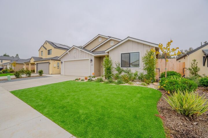 Property Photo: 2121 E Oak Avenue CA 93292