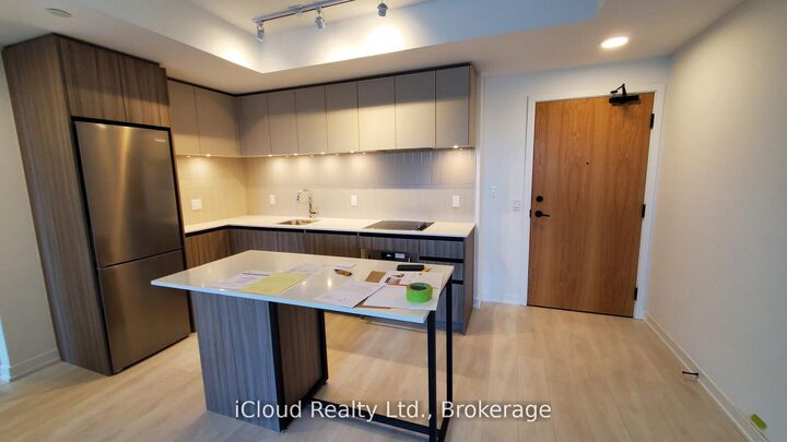 7950 Bathurst Street 210 — photo 1