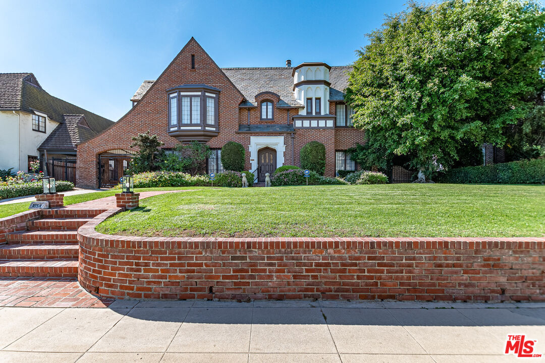 Property Photo: 165 N Las Palmas Ave CA 90004