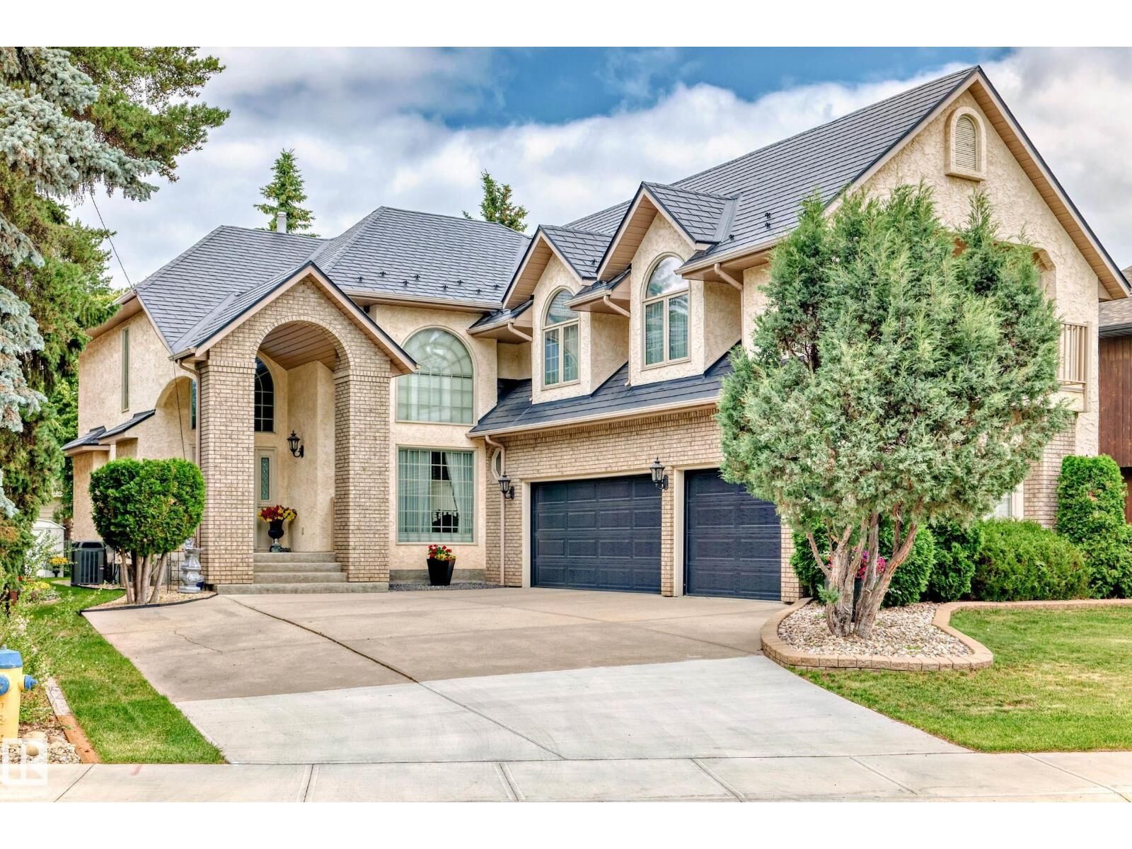 Photo de la propriété:  17416 53 Av NW  AB T6M 1C4 