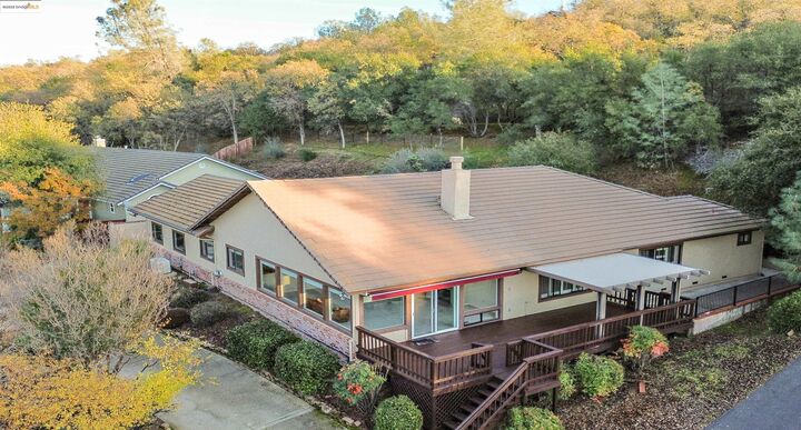 Property Photo: 19987 Evelyn Ct CA 95370