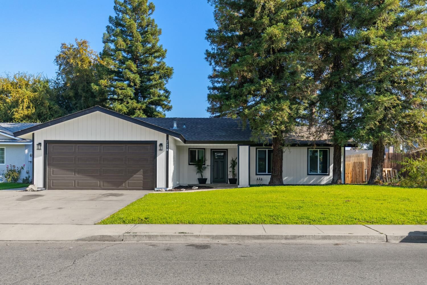Property Photo: 2634 N Elm Street CA 93291