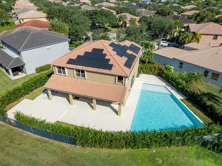 Property Photo: 4179 E Cascade Ter FL 33332