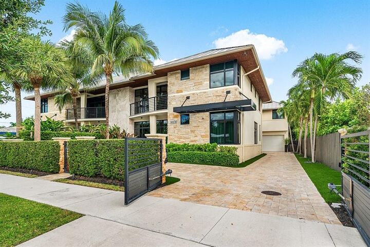 Property Photo: 1850 NE 26th Ave B FL 33305