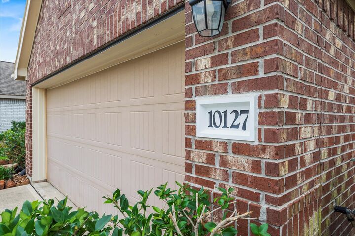 Property Photo: 10127 Lilac Croft Lane TX 77406