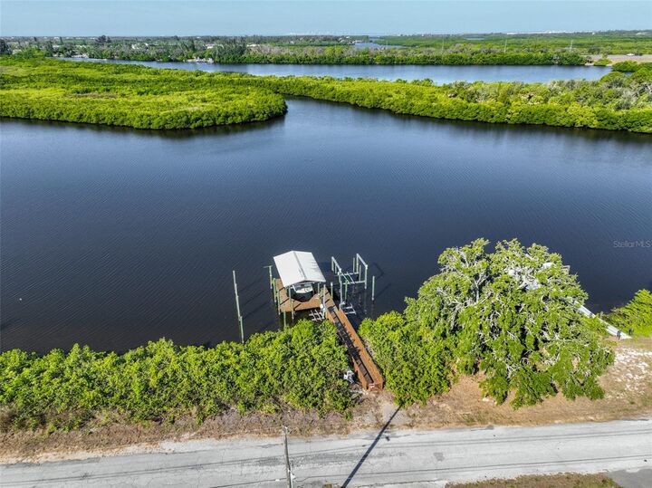 Property Photo:  1706 Saffold Park Drive  FL 33570 