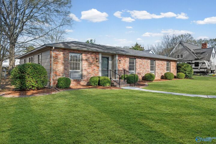 Property Photo: 2610 Sherwood Drive SE AL 35601