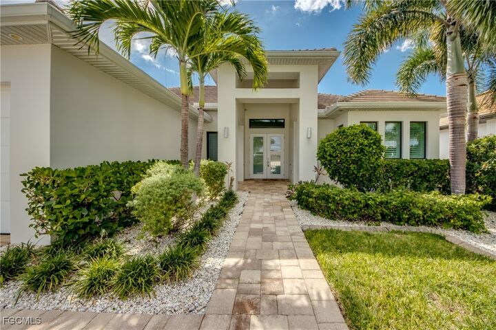 Property Photo: 818 Montclaire Court FL 33904