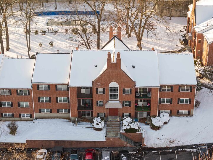 5 Louisburg Square  Nashua NH 03060 photo