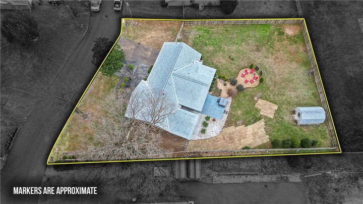 Property Photo:  1102 NW 11th Street  AR 72712 