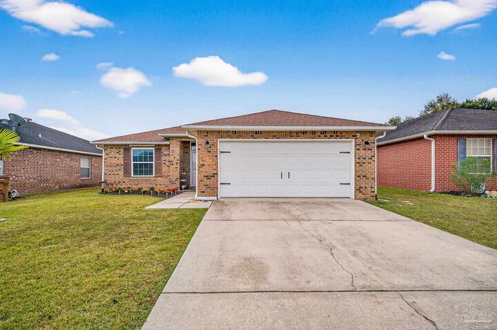 Property Photo: 4890 Hilarita Cir FL 32571