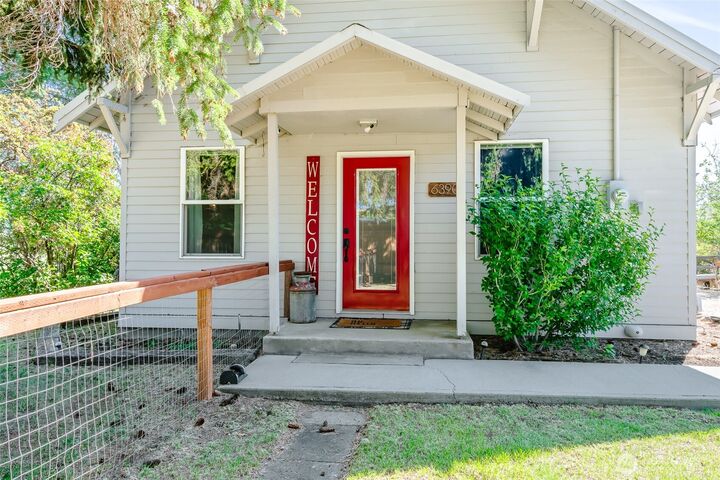 Property Photo:  6390  Cove Road  WA 98926 