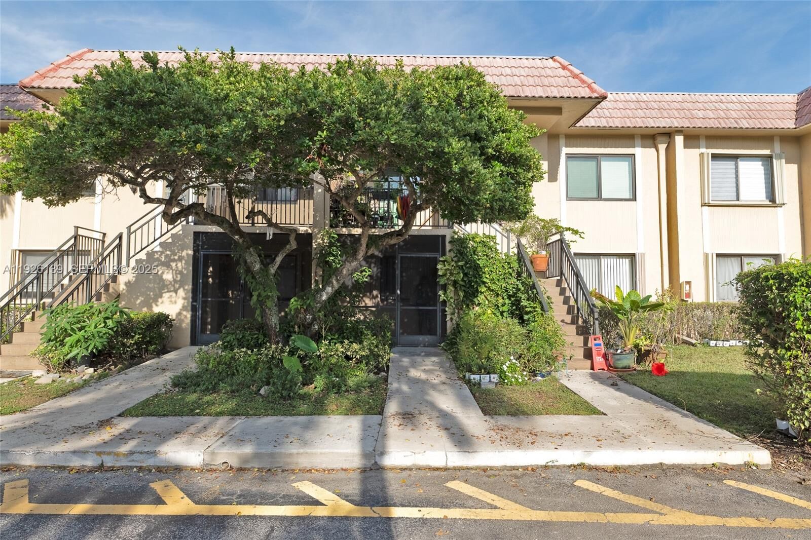 Property Photo:  302 Lakeview Dr 105  FL 33326 