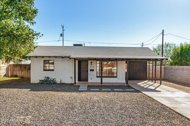 Property Photo: 2009 E Clarendon Avenue AZ 85016