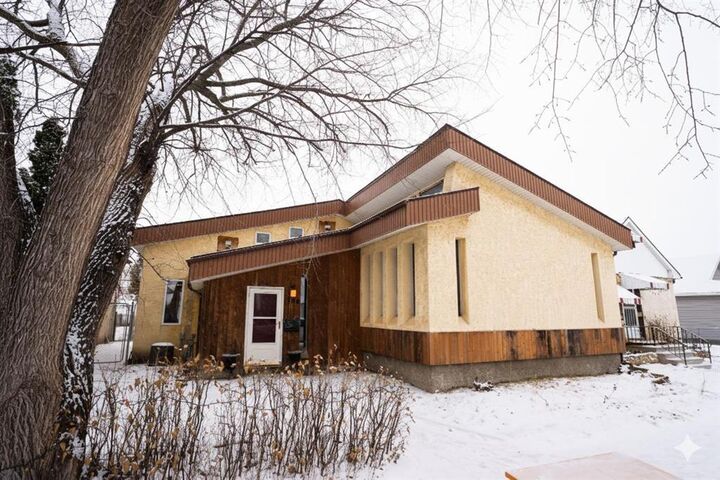 390 Queen Street  Winnipeg MB R3J 1L1 photo