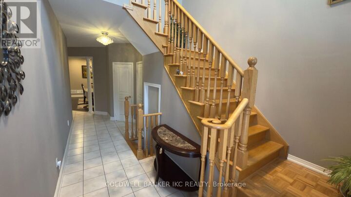 Photo de la propriété:  181 Jonas Millway Way  ON L4A 0X3 