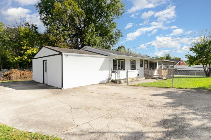 Property Photo: 9500 Ridgemoor Avenue OH 45231