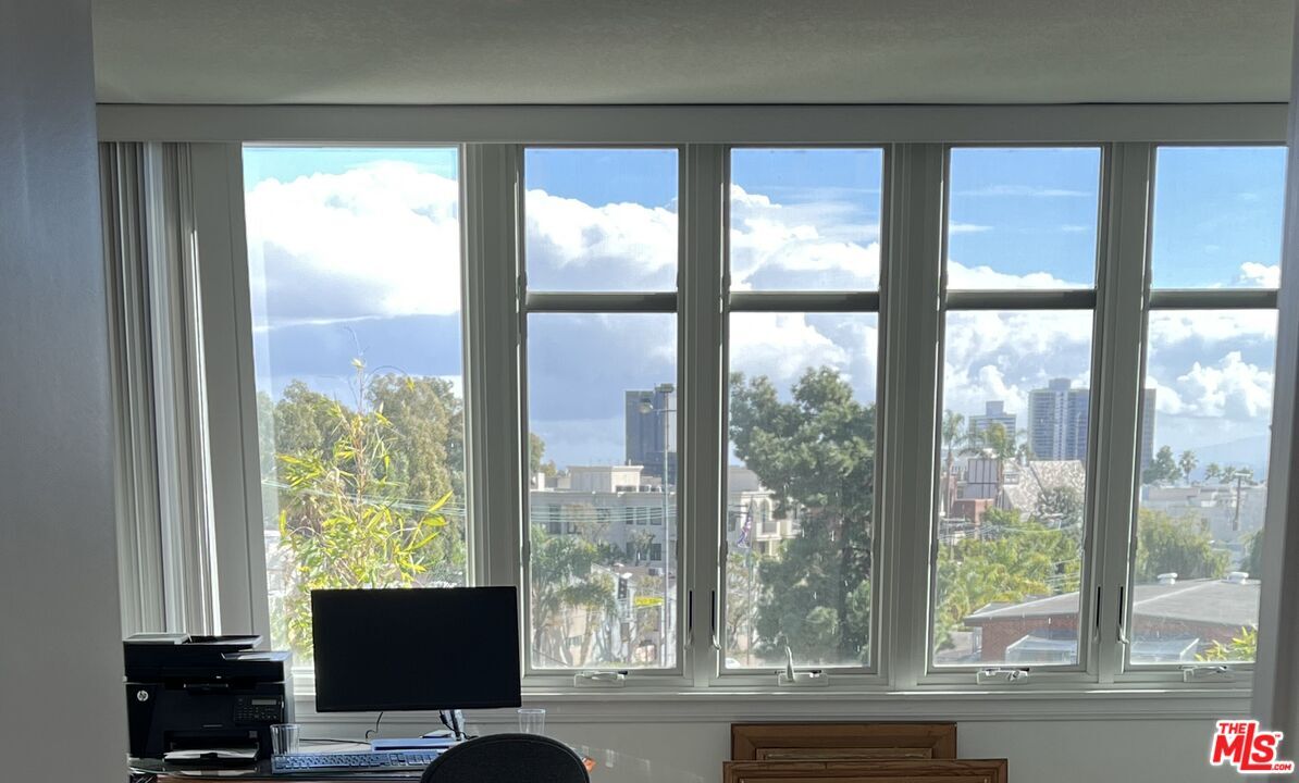 Property Photo:  289 S Barrington Ave  CA 90049 