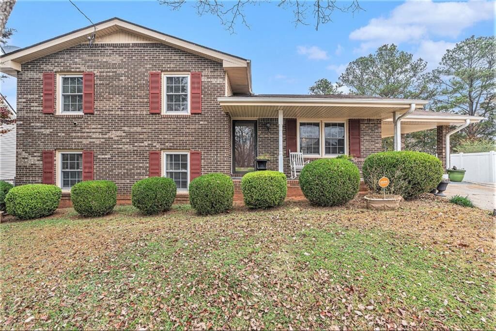 Property Photo:  1913 Amberwood Court  GA 30223 